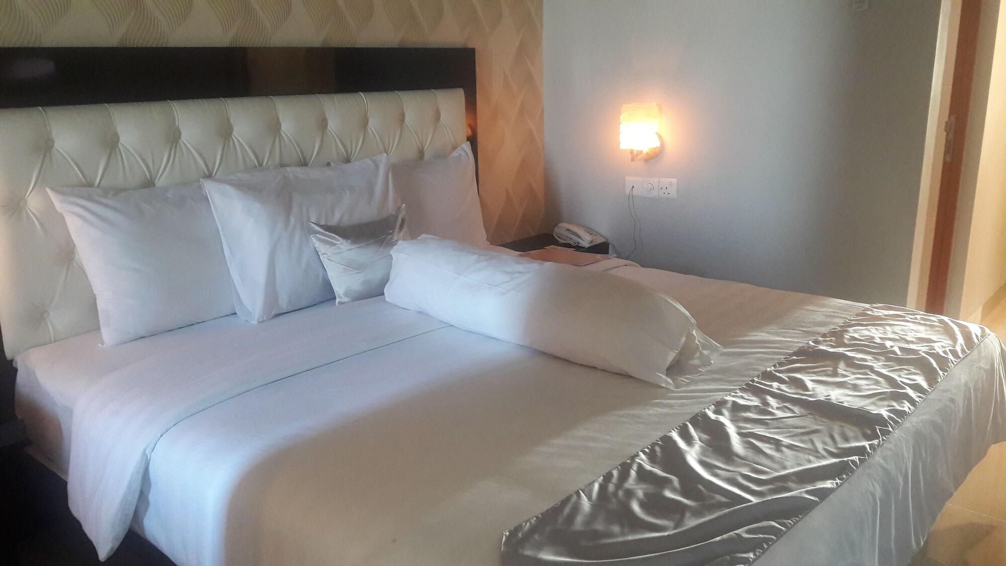Kaliban Hotel Batam Екстериор снимка