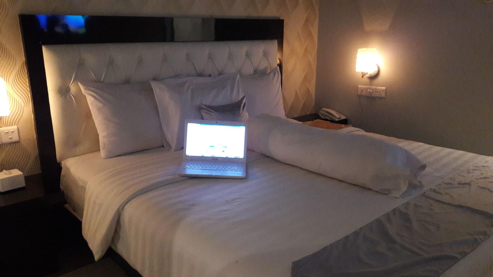 Kaliban Hotel Batam Екстериор снимка
